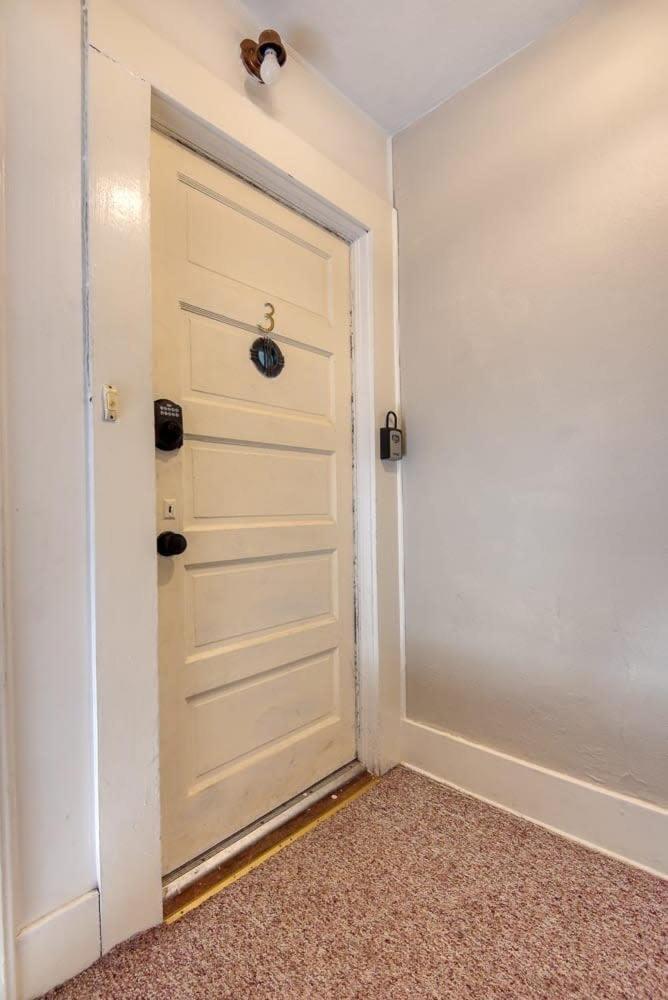 #Stayinmydistrict Historic Apartment Near Downtown Кус Бей Екстериор снимка